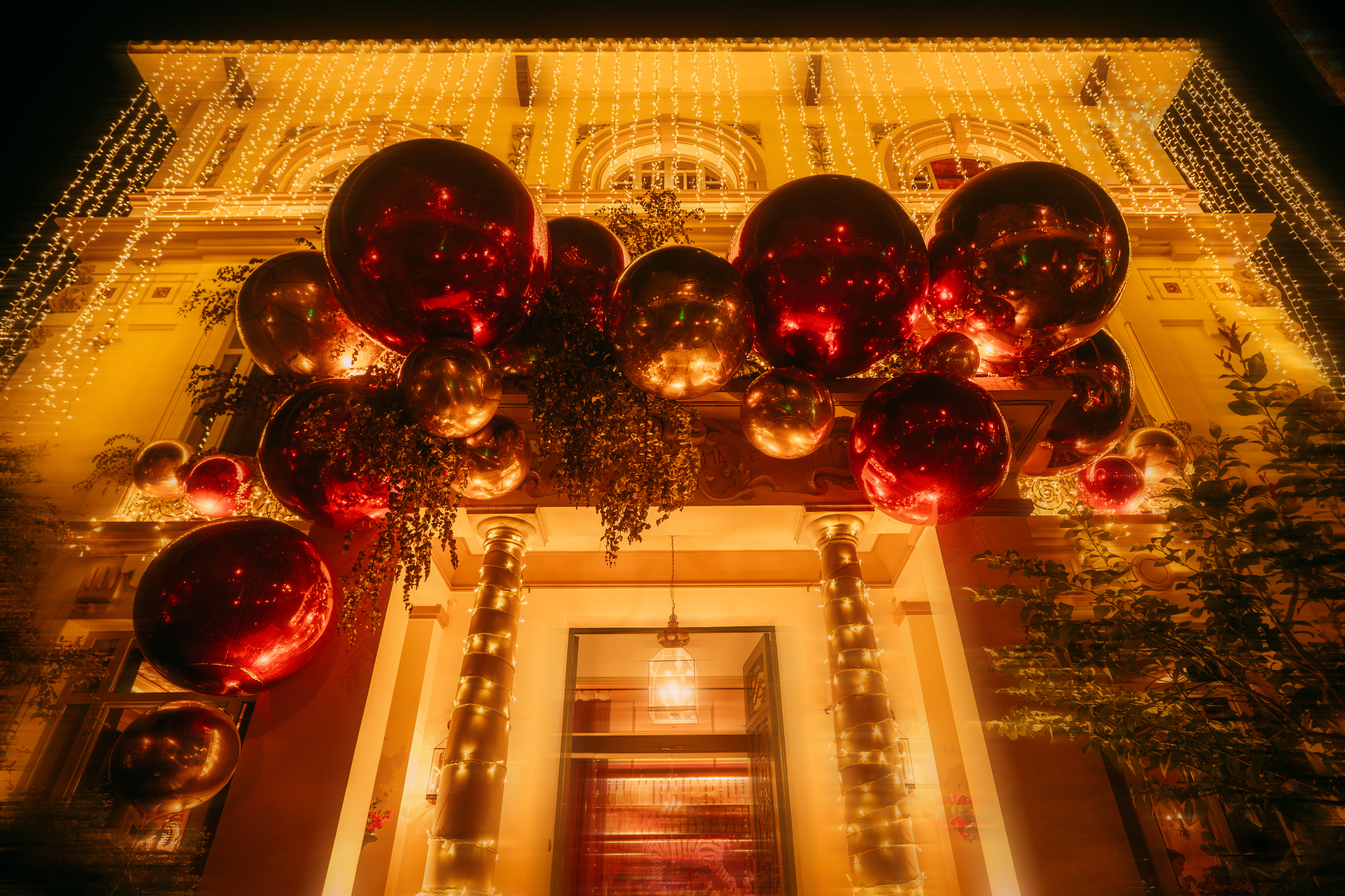 Entrada de Casa Ozama decorada para una celebración de Navidad